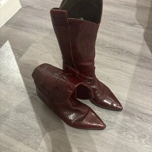 Chic Maroon Croc-Patterned Heeled Boots